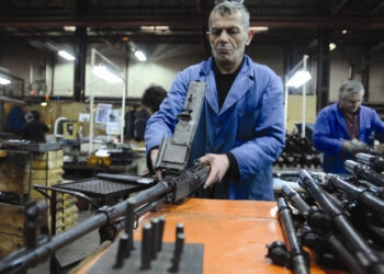 KORONA HARA U FABRICI ZASTAVA ORUŽJE