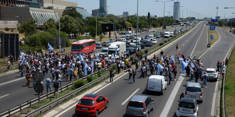 Radnici Fijata blokirali auto-put u Beogradu kod Sava centra