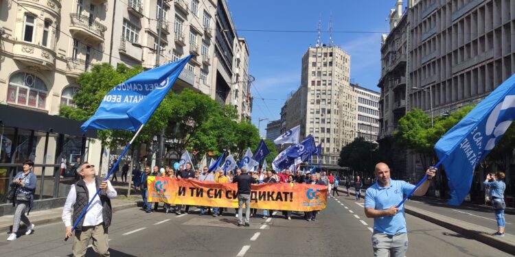 Performansom i polaganjem cveća na spomenik Tucoviću, Savez i Sindikat Beograda obeležili Praznik rada
