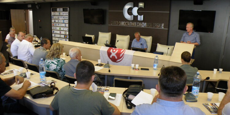 Svečanom sednicom, Sindikat građevinarstva obeležio svoj danSindikat radnika građevinarstva i IGM Srbije je danas, povodom 8. avgusta – Dana građevinara Srbije, održao svečanu sednicu, na kojoj su uručena priznanja sindikalnim organizacijama i pojedincima. Čestitavši praznik, sekretar Veća Saveza samostalnih sindikata Srbije, Zoran Mihajlovć, istakao je da je rad u ovom sektoru često težak fizički rad, u ekstremnim vremenskim uslovima, da ima puno onih koji rade „na crno“, da su dnevnice niske, zarade zaostaju za više od 15% u odnosu na prosek, pa radnici odlaze na rad u inostranstvo, kao i da je sve manje mladih koji su zainteresovani za stručne škole i rad u ovoj struci. Problem su i bezbednosni rizici kojima su radnici svakodnevno izloženi, o čemu svedoče i podaci o broju stradalih, pa je tako u poslednjih sedam meseci, od ukupno 29, samo u delatnosti građevinarstva bilo 15 povreda na radu sa smrtnim ishodom. Mihajlovć je podsetio da je